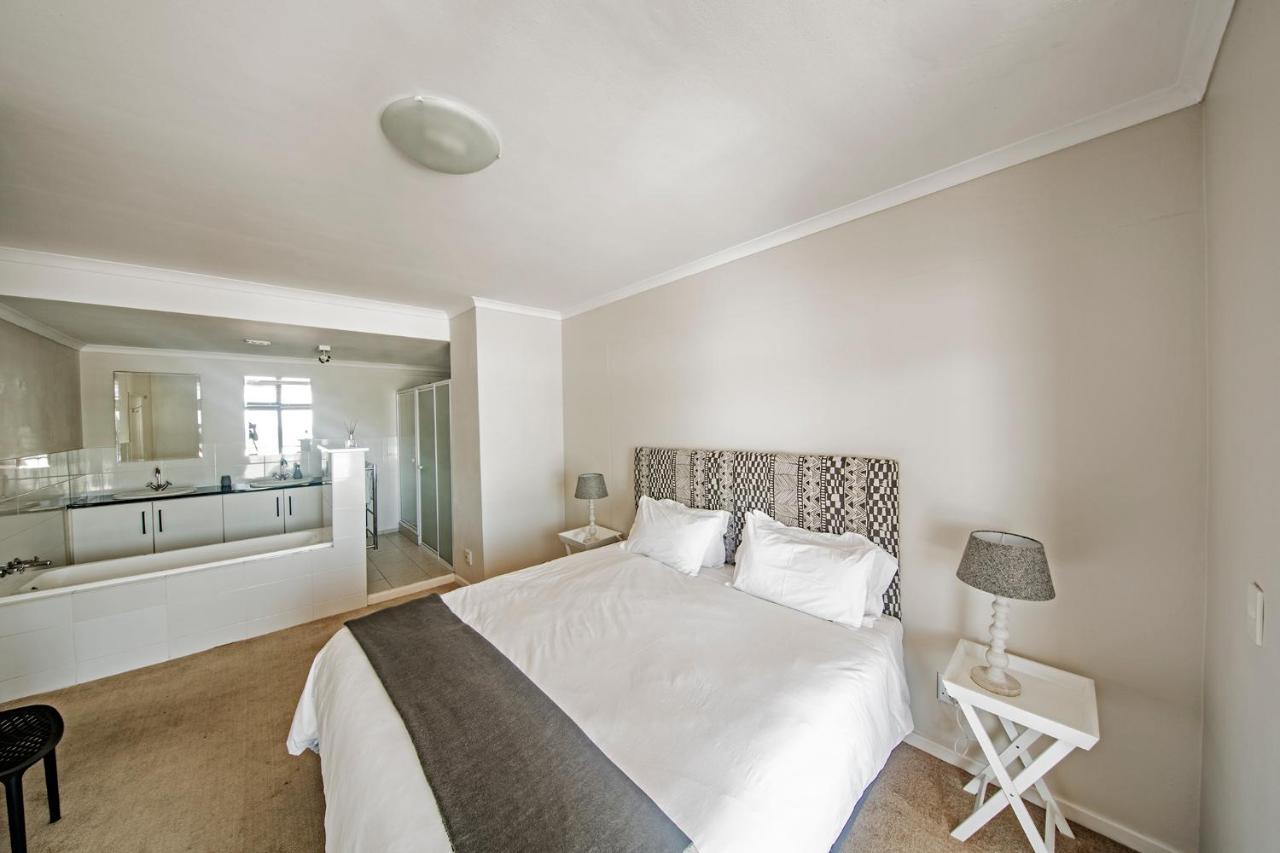 Surferscorner Self Catering Apartments Мюзенберг Екстериор снимка